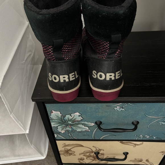 Snow is Coming!!!  Women’s Sorel Boots, Size 8.5 - Picture 2 of 3